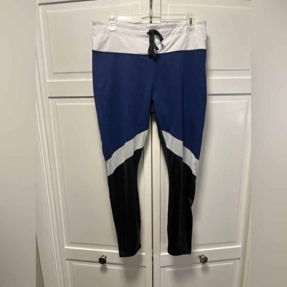 FABLETICS SALAR STATEMENT POWERHOLD LEGGINGS SIZE XL12-14 COLOR BLUE BLACK WHITE